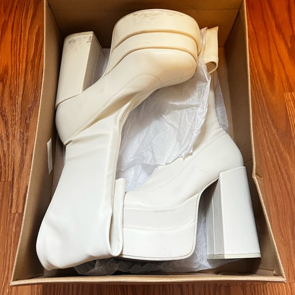 Steve Madden Cypress White Platform Boots - Picture 9 of 12
